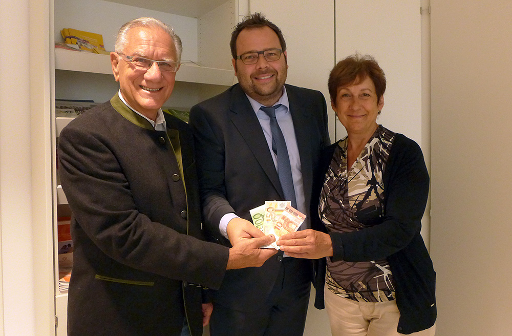 160 Euro Spende von der Deutschen Bank: Vorsitzender Christian Dittrich, Sebastian Schrott (Deutsche Bank) und Anita Schindler (Vorstand Förderverein)