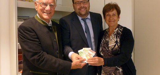 160 Euro Spende von der Deutschen Bank: Vorsitzender Christian Dittrich, Sebastian Schrott (Deutsche Bank) und Anita Schindler (Vorstand Förderverein)